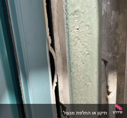 תקריב של דלת עם קיר סדוק